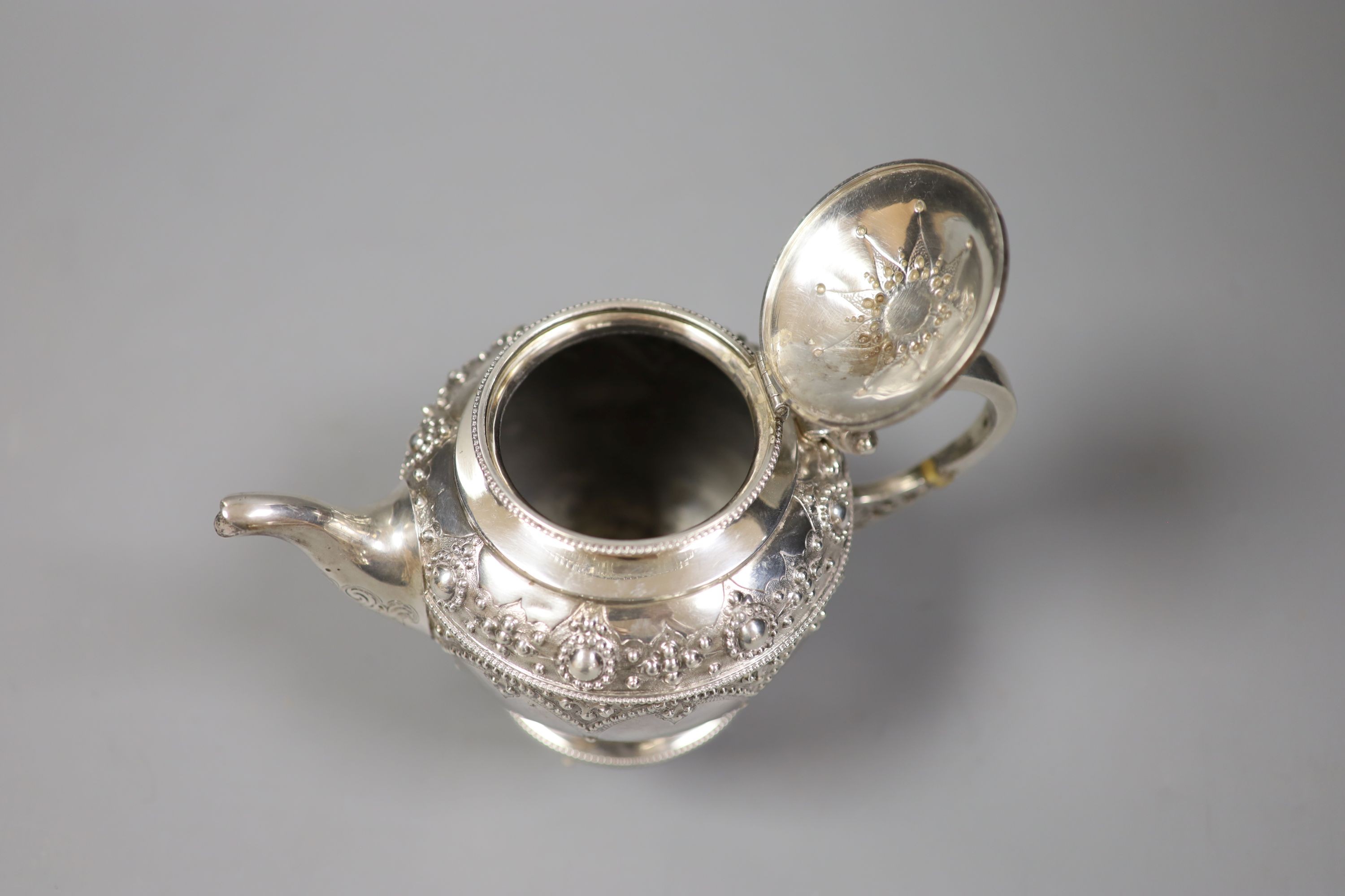 A Victorian silver bachelor's teapot, London, 1872, height 14.4cm, gross 10oz.